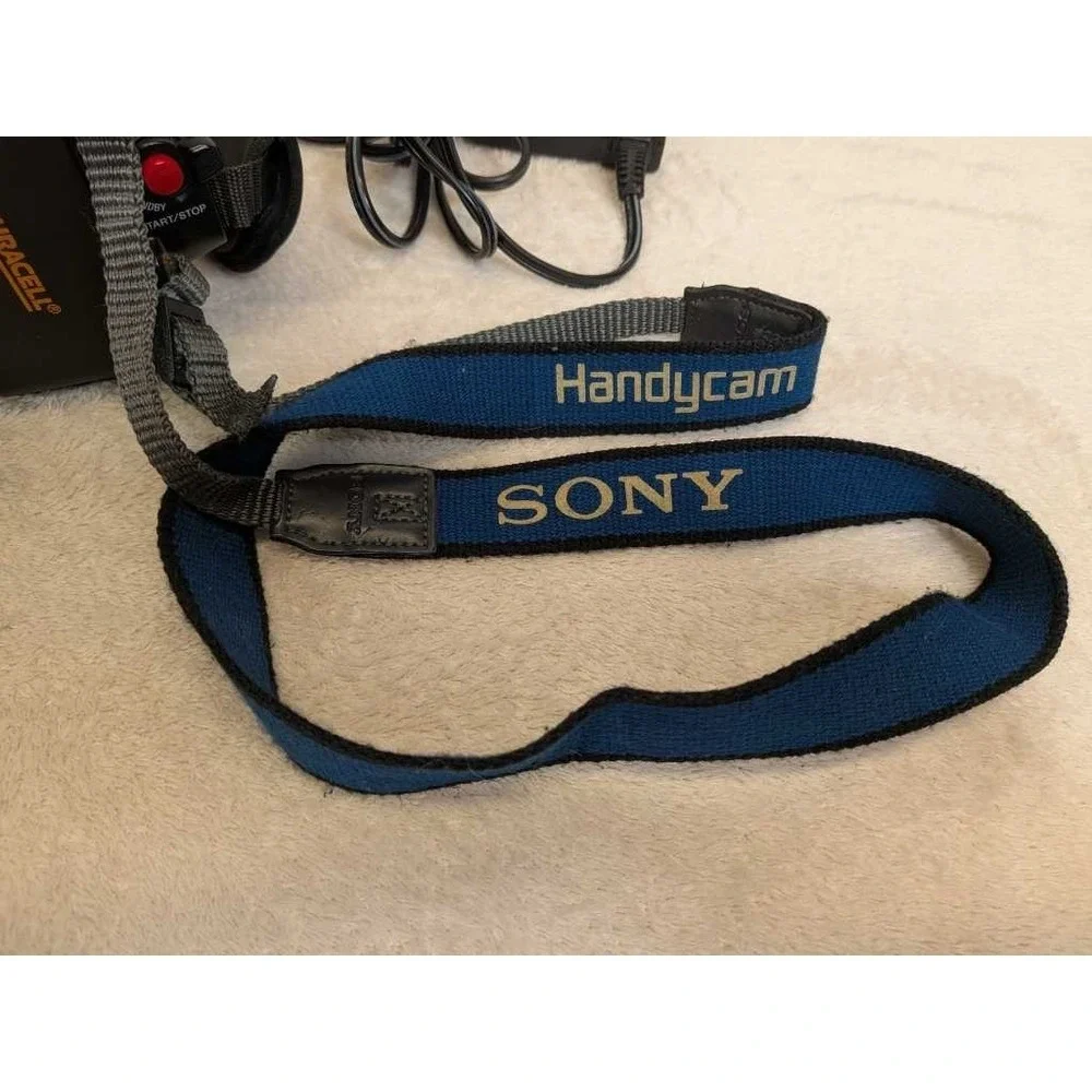 Sony Handycam CCD-TRV22 Video 8 Camcorder 26x Zoom‎ SteadyShot w AC Adapter